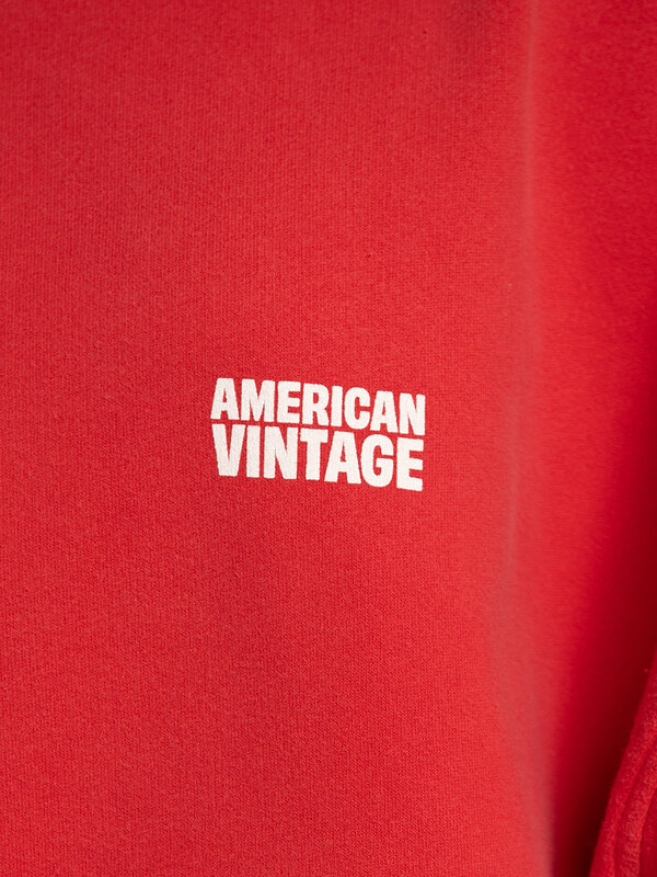 American Vintage Sweater Plizzy 6. Sporty & stylish. Deze rode sweater met relaxte pasvorm brengt kleur in je casual zond...