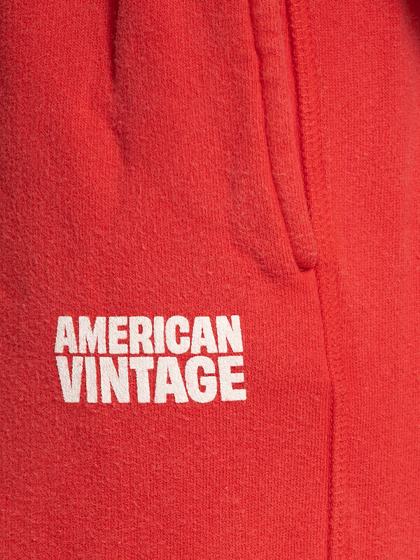 American Vintage Jogging Plizzy 6. Bold in red. Deze rechte rode jogging combineert comfort met sporty vibes. Gemaakt van...