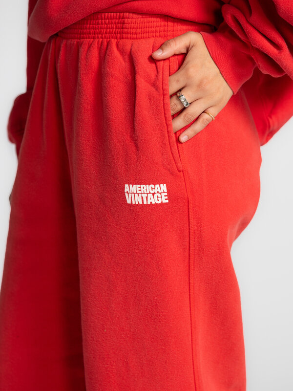 American Vintage Jogging Plizzy 4. Bold in red. Deze rechte rode jogging combineert comfort met sporty vibes. Gemaakt van...