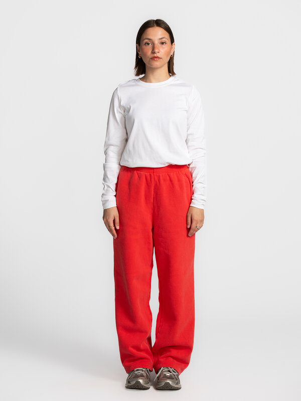 American Vintage Jogging Plizzy 3. Bold in red. Deze rechte rode jogging combineert comfort met sporty vibes. Gemaakt van...
