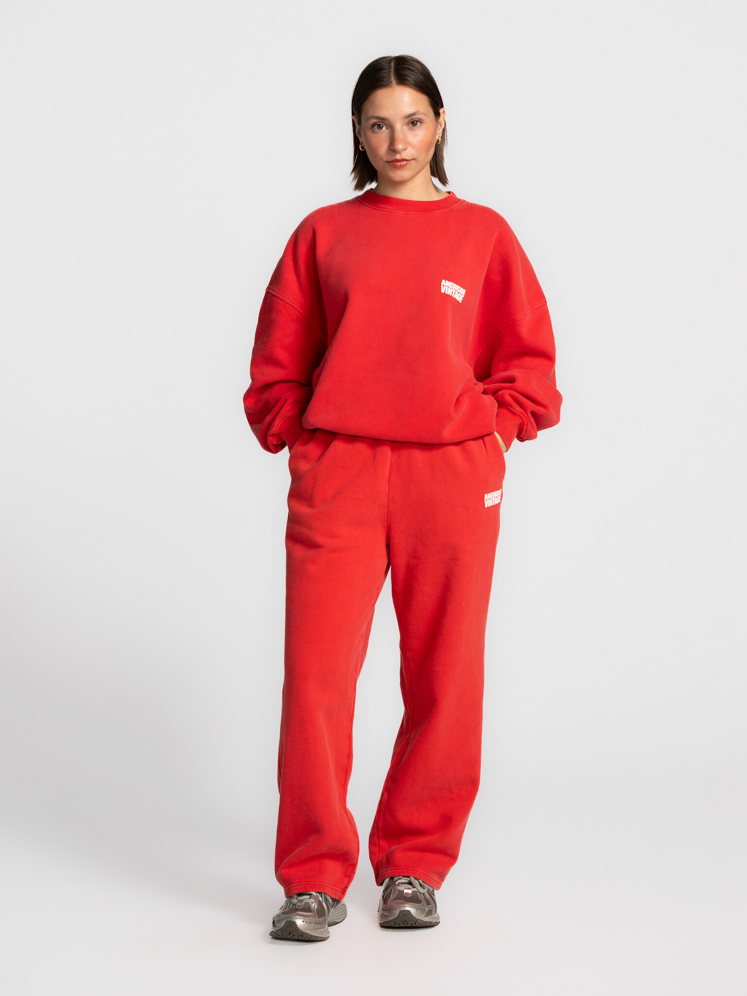 American Vintage Jogging Plizzy 1. Bold in red. Ce jogging droit rouge allie confort et sporty vibes. Confectionné en cot...