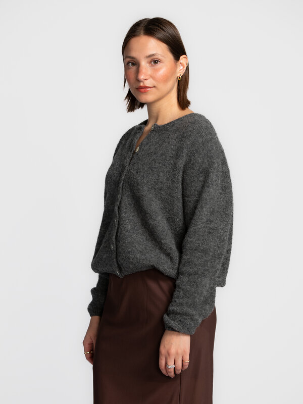 American Vintage Gebreide cardigan Vitow 3. Iconic layers. Deze fluffy Vitow cardigan is een iconische must-have voor je ...