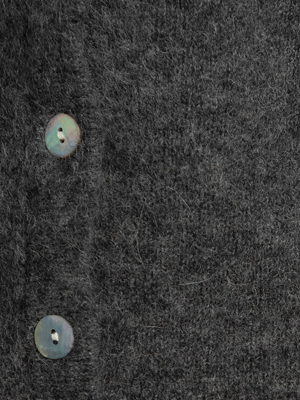 American Vintage Gebreide cardigan Vitow 6. Iconic layers. Deze fluffy Vitow cardigan is een iconische must-have voor je ...