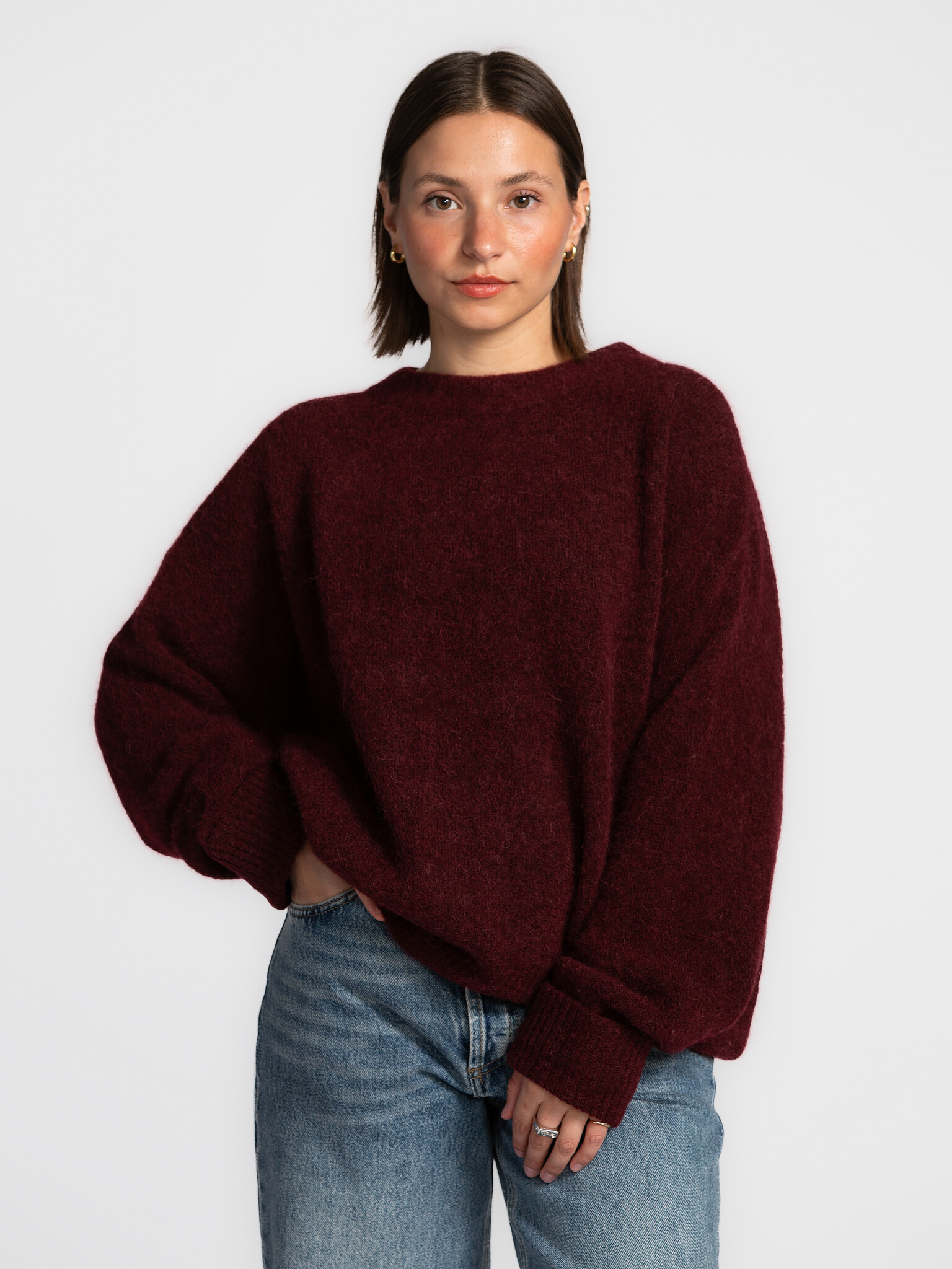American Vintage Gebreide pull Vitow 3. So soft, so chic. Deze ultrazachte alpaca trui in dieprood combineert elegantie e...
