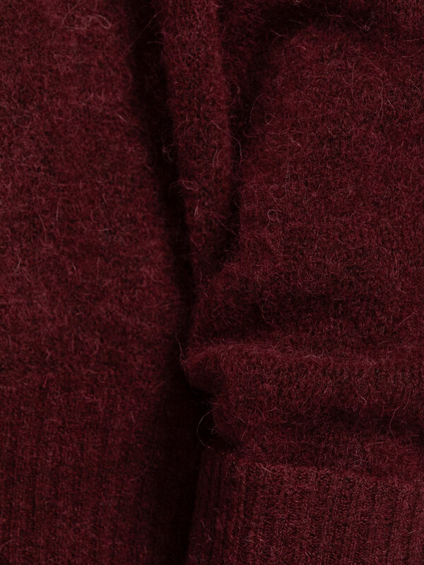 American Vintage Pull en maille Vitow 4. So soft, so chic. Ce pull en alpaga ultra doux rouge profond allie chaleur et él...