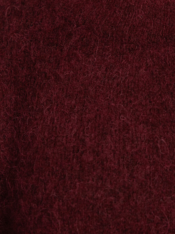 American Vintage Pull en maille Vitow 6. So soft, so chic. Ce pull en alpaga ultra doux rouge profond allie chaleur et él...