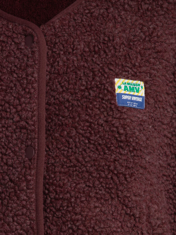American Vintage Veste sans manches Hoktown 6. Berry cozy. Ce gilet teddy bordeaux est la couche idéale pour les journées...