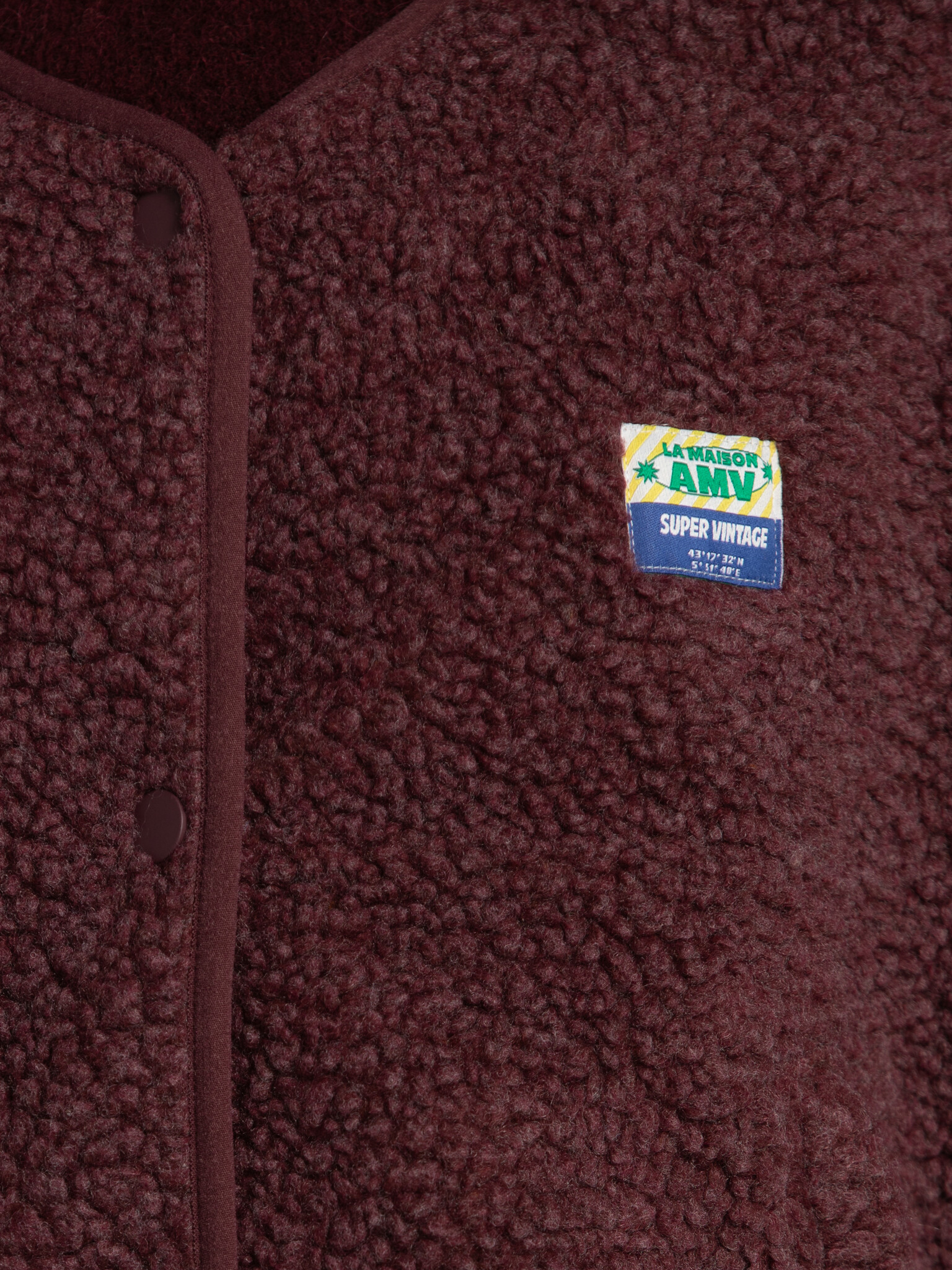 American Vintage Mouwloze Vest Hoktown 6. Berry cozy. Deze bordeaux teddyvest is de perfecte extra laag voor frisse dagen...