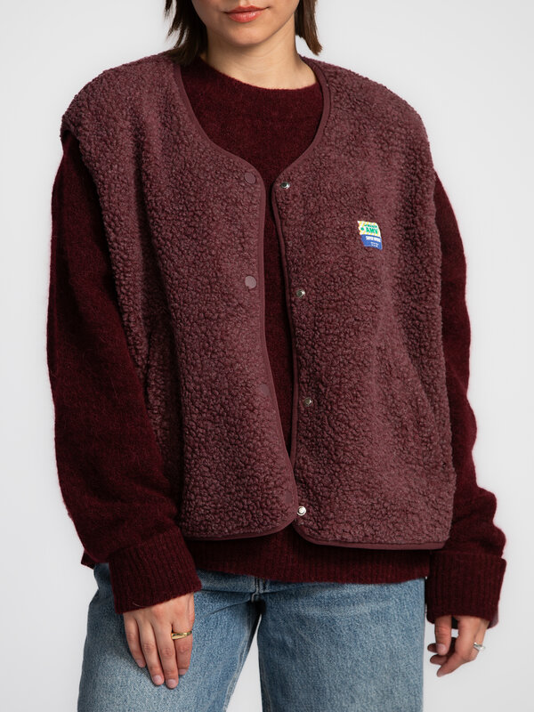 American Vintage Mouwloze Vest Hoktown 4. Berry cozy. Deze bordeaux teddyvest is de perfecte extra laag voor frisse dagen...