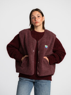 Veste Hoktown. Berry cozy. Ce gilet teddy bordeaux est la couche idéale pour les journées fraîches. Sa texture douce et d...