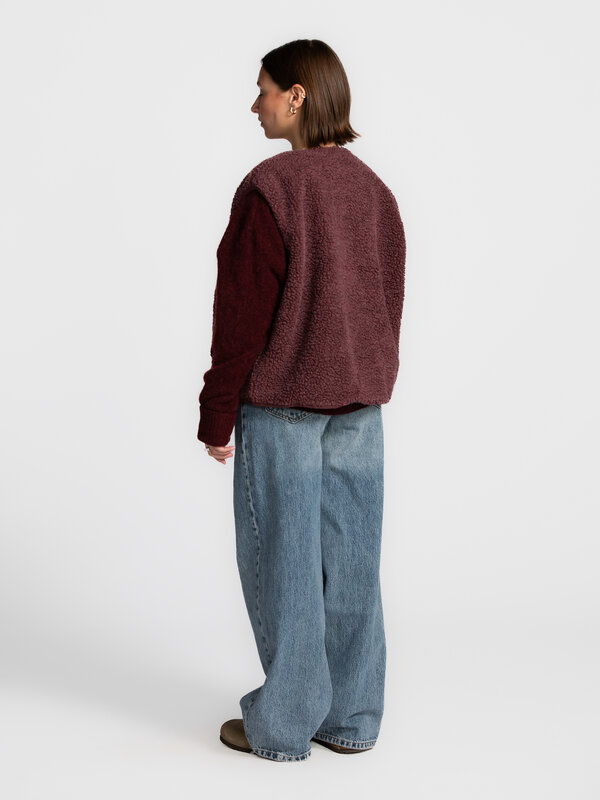 American Vintage Mouwloze Vest Hoktown 5. Berry cozy. Deze bordeaux teddyvest is de perfecte extra laag voor frisse dagen...