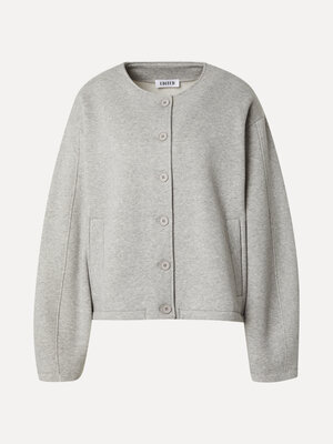 Sweatvest Jilian. Deze grijze sweater cardigan is een veelzijdige must-have voor je herfstgarderobe. Zacht biologisch kat...