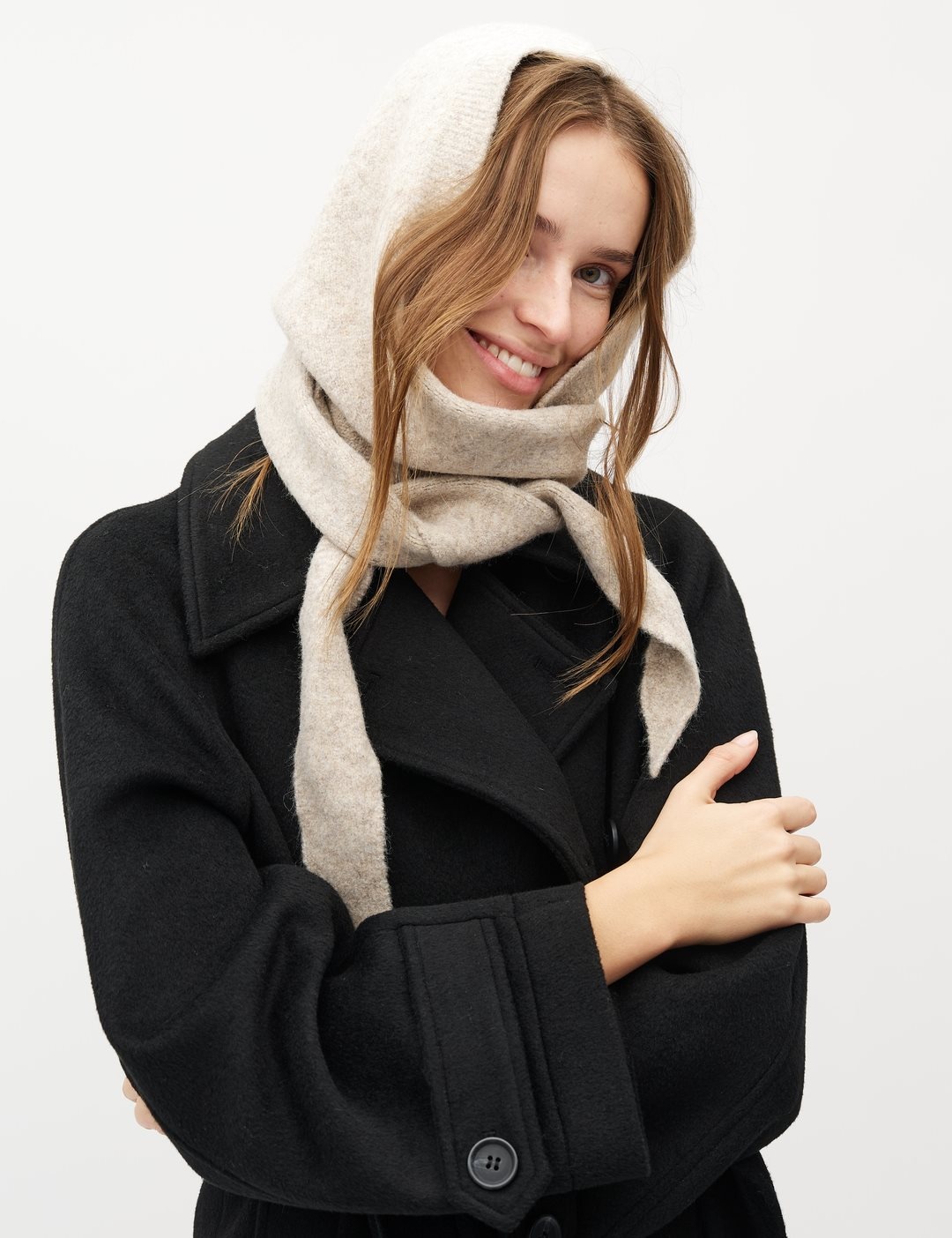MBYM Sjaal met capuchon Wrappi 2. Meet the perfect winter accessory. Deze zachte sjaal beschermt tegen de koude en geeft ...