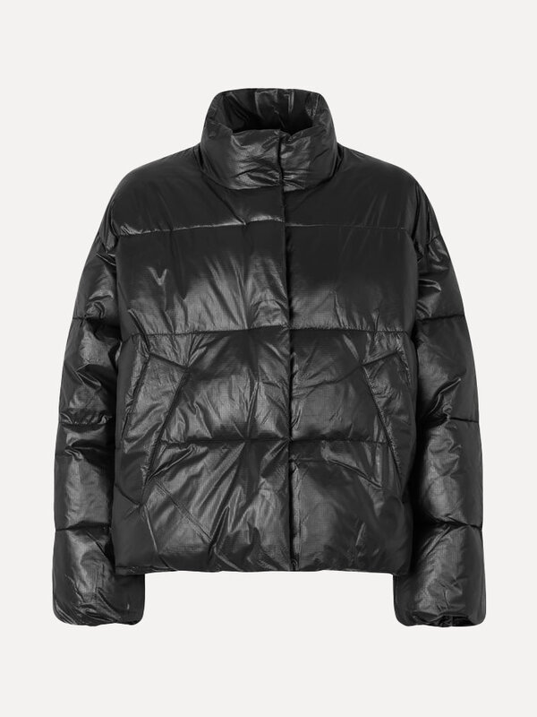 MBYM Pufferjas Seraphina 2. Cool & warm. Deze zwarte donsjas houdt je heerlijk warm en geeft elke outfit een moderne, rel...
