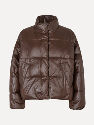 Doudoune Seraphina. Brun automnal. Ce manteau en duvet brun foncé allie chaleur et confort avec une touche cool. Le garni...