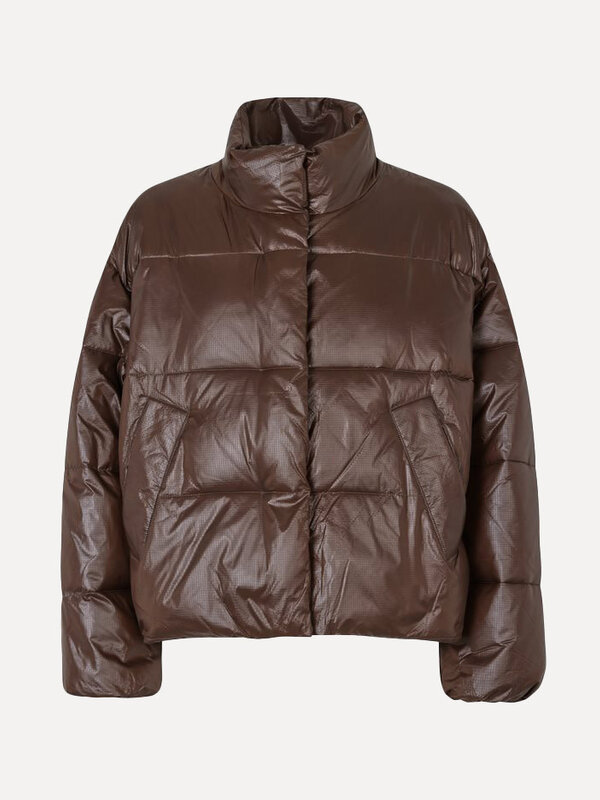 MBYM Pufferjas Seraphina 2. Autumn brown. Deze donkerbruine donsjas combineert warmte en comfort met een coole vibe. De z...