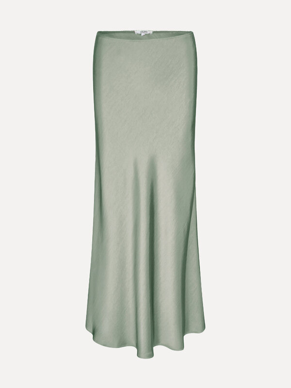 MBYM Satijnen Maxirok Maila 2. Met haar zachte pastelgroene kleur geeft deze rok elke look een elegante, glamoureuze uits...