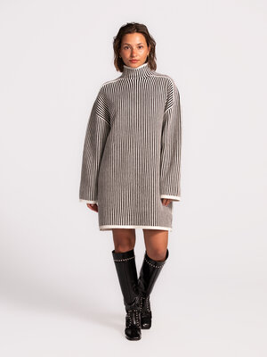 Robe Neea. Audacieuse en noir et blanc. Cette robe rayée noire et blanche vous rend prête à tout. La coupe courte et le m...