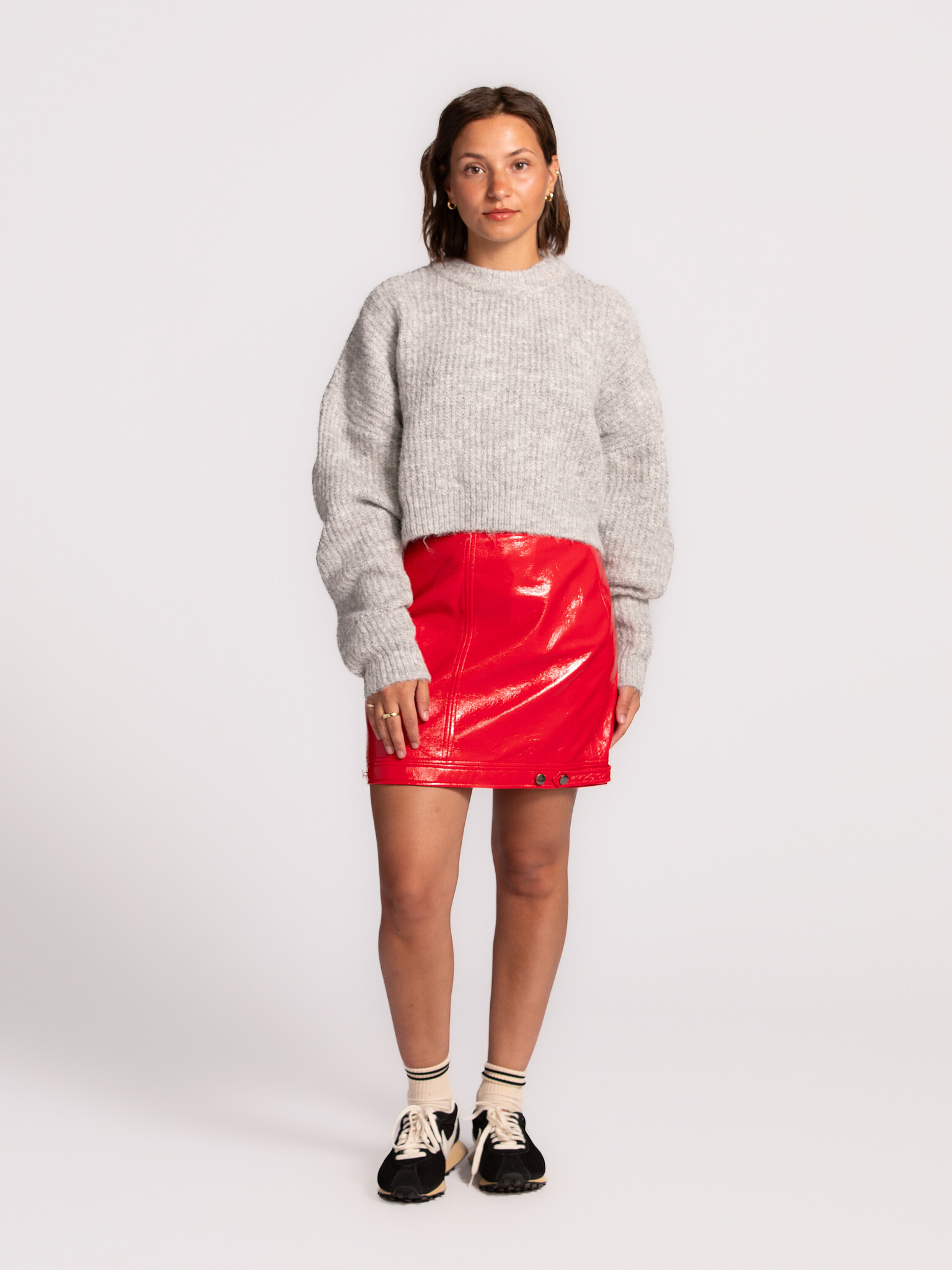 Edited Pull tricoté Yella 3. Ce pull gris ultra-doux est léger et confortable sur la peau. Les épaules tombantes et la co...
