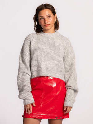 Trui Yella. Deze ultrazachte grijze trui voelt licht en comfortabel op de huid. De dropped shoulders en korte fit geven e...