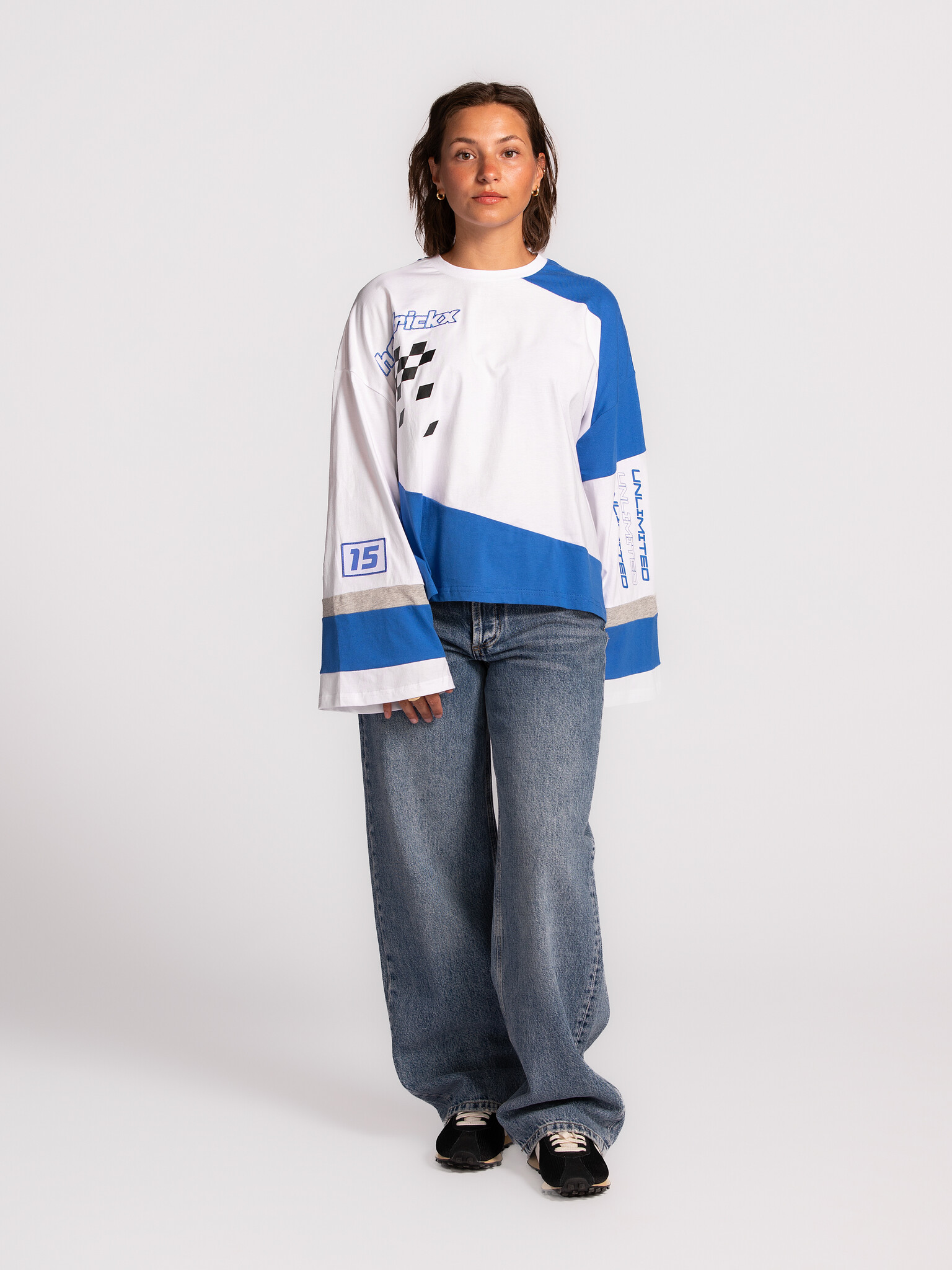 Les Soeurs T-shirt à manches longues Maggie 3. Mettez les gaz. Ce longsleeve rétro racing fait un clin d’œil à notre jeun...