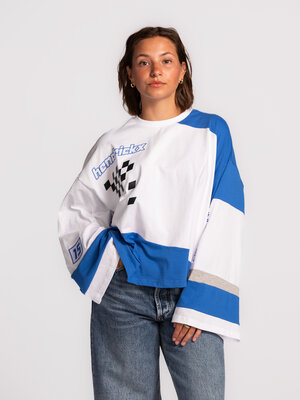T-shirt à manches longues Maggie. Mettez les gaz. Ce longsleeve rétro racing fait un clin d’œil à notre jeunesse. Coupe b...