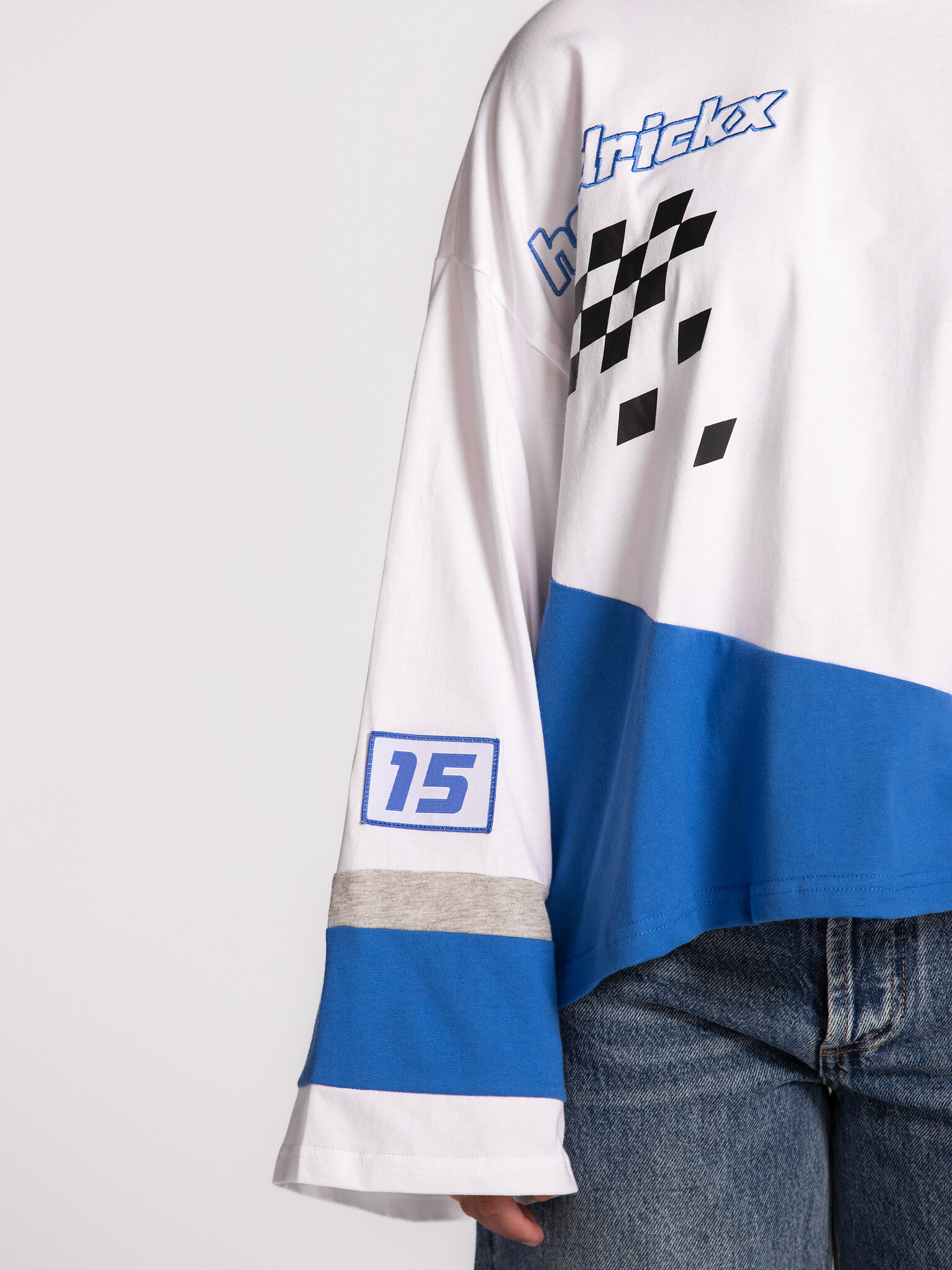 Les Soeurs T-shirt à manches longues Maggie 4. Mettez les gaz. Ce longsleeve rétro racing fait un clin d’œil à notre jeun...