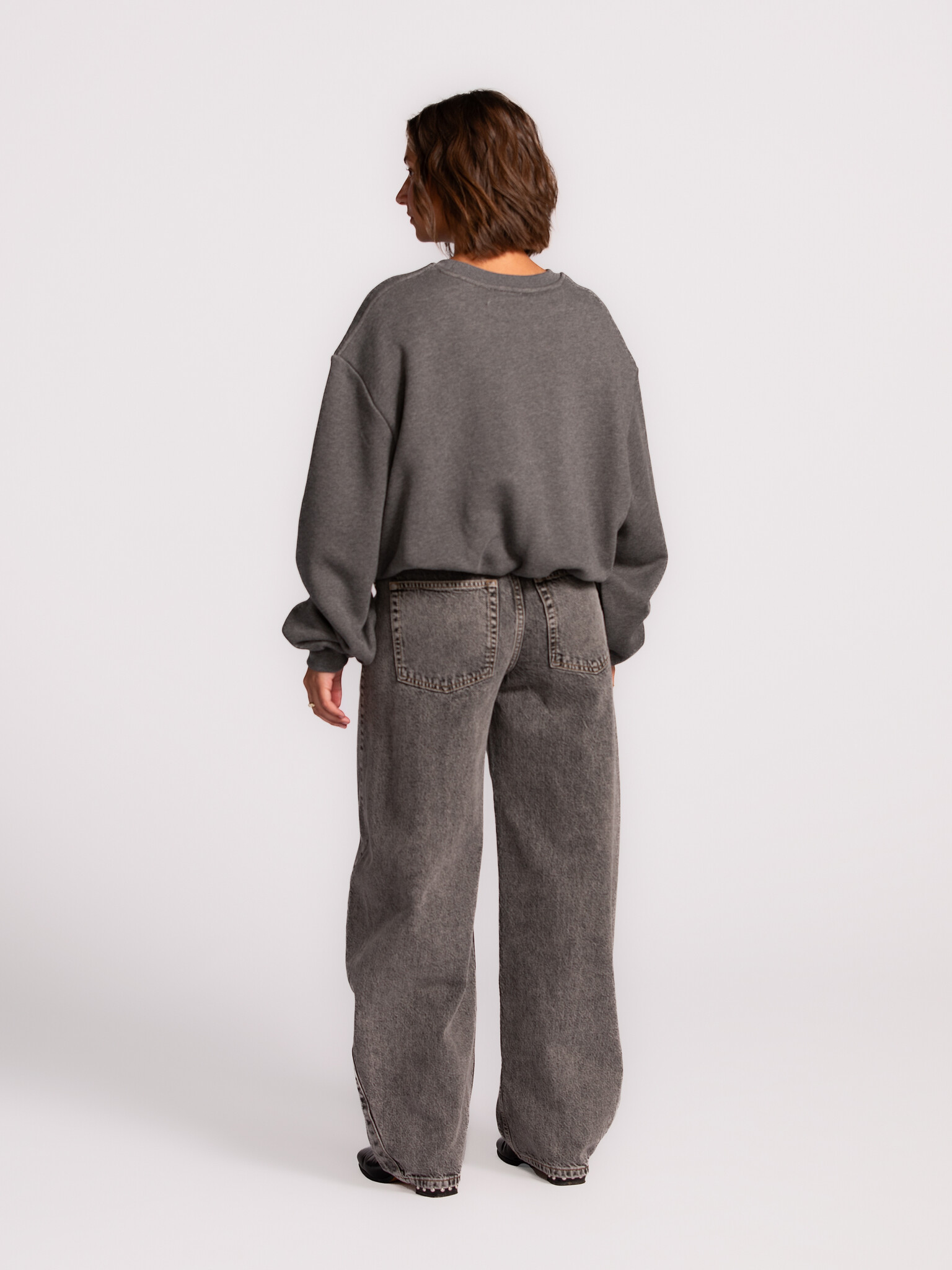 Les Soeurs Balloon sweater Metz 5. Soft, relaxed yet refined. This sweater in a cool grey tone brings harmony to your out...