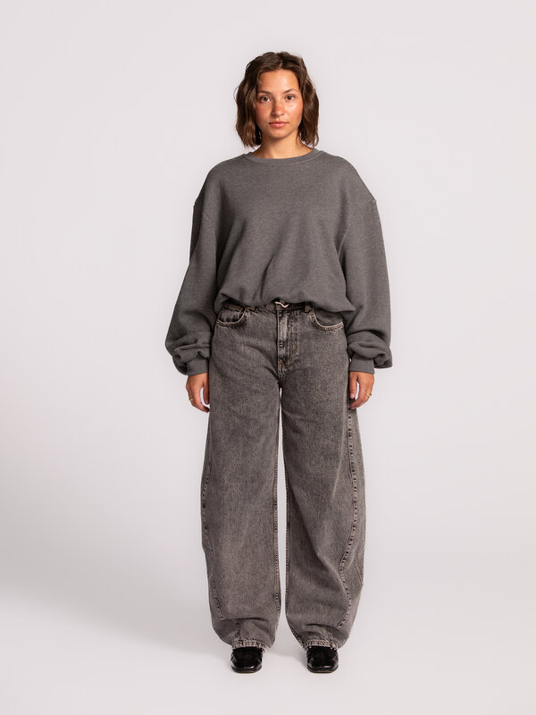 Les Soeurs Balloon sweater Metz 3. Zacht, relaxed en toch stijlvol. Deze sweater in koele grijstint brengt harmonie in je...
