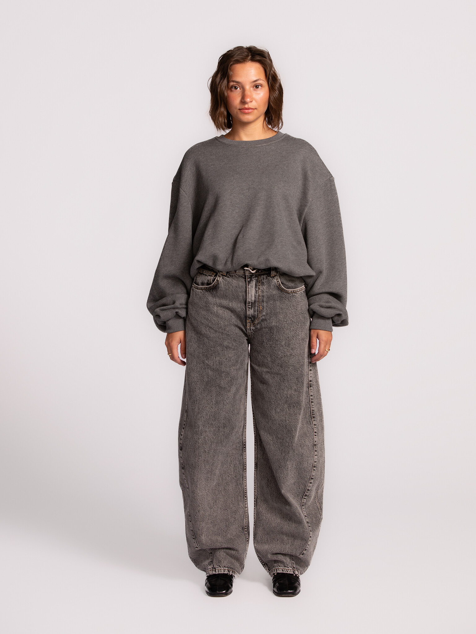 Les Soeurs Balloon sweater Metz 3. Soft, relaxed yet refined. This sweater in a cool grey tone brings harmony to your out...