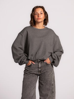 Sweat Metz. Douce, ample et stylée. Ce pull gris froid apporte une belle harmonie à vos tenues. Associez-le à une jupe lo...
