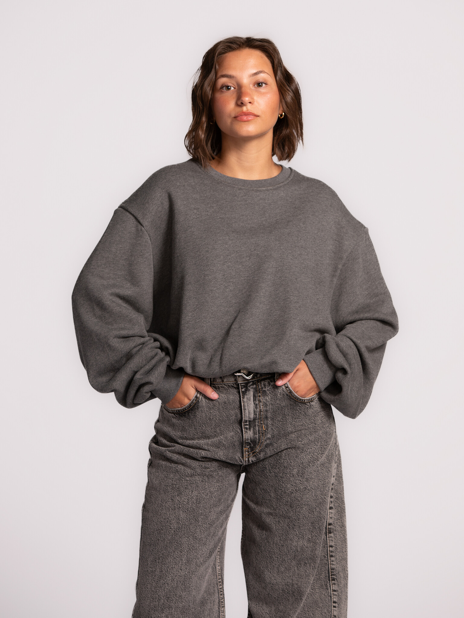 Les Soeurs Balloon sweater Metz 1. Soft, relaxed yet refined. This sweater in a cool grey tone brings harmony to your out...