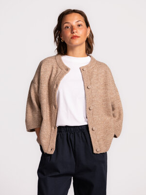Gilet Oline. Preppy rencontre l’automne. Ce cardigan beige à manches trois-quarts associe chaleur, élégance et polyvalenc...