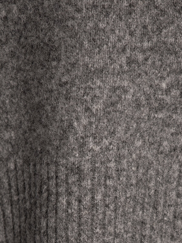 Les Soeurs Trui met polohals Maas 6. Your new go-to grey essential. Deze grijze pull met elegante polohals in zachte wol ...
