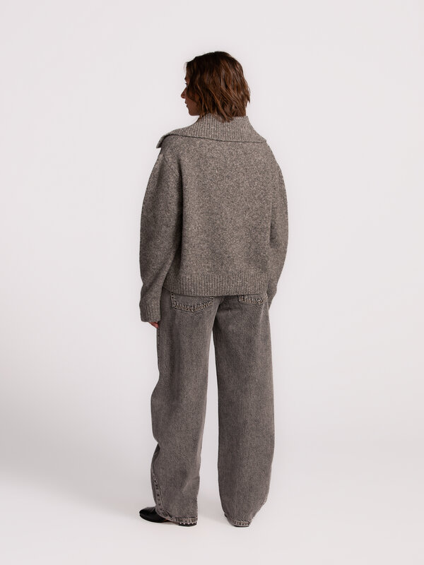 Les Soeurs Trui met polohals Maas 5. Your new go-to grey essential. Deze grijze pull met elegante polohals in zachte wol ...