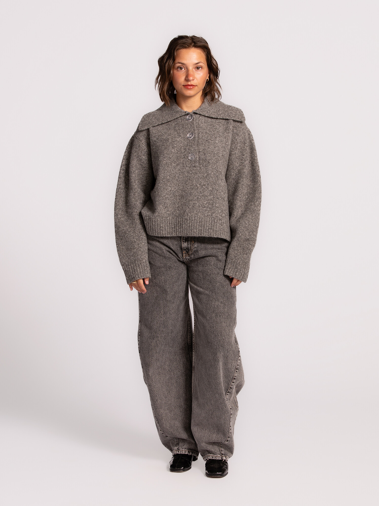Les Soeurs Pull col polo Maas 3. Your new go-to grey essential. Ce pull gris à col polo élégant en laine douce est ultra ...