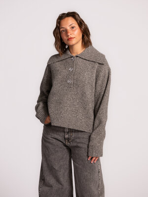 Trui Maas. Your new go-to grey essential. Deze grijze pull met elegante polohals in zachte wol voelt heerlijk comfortabel...