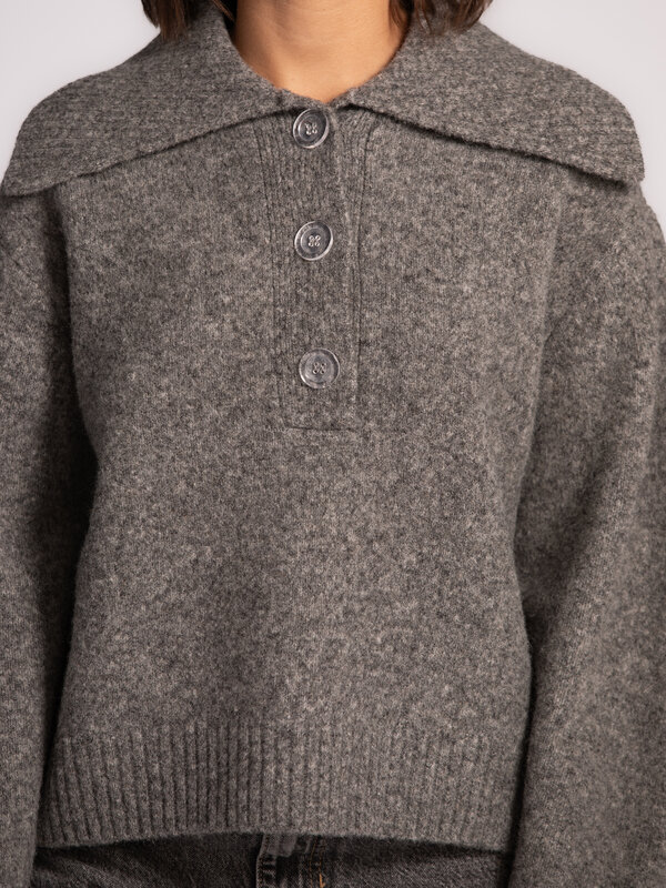 Les Soeurs Trui met polohals Maas 4. Your new go-to grey essential. Deze grijze pull met elegante polohals in zachte wol ...