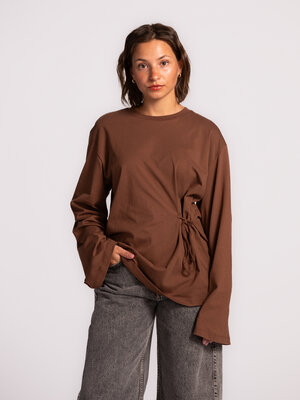 T-shirt à manches longues Gasira. Le basique parfait avec une touche originale. Ce T-shirt à manches longues marron foncé...
