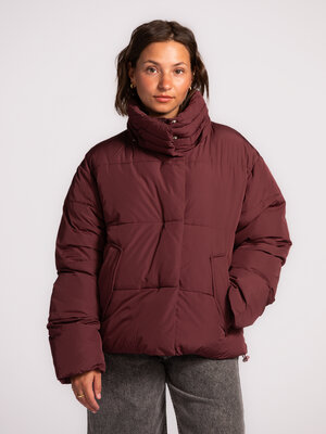 Pufferjas Mishal. Ready for autumn. Deze bordeaux korte pufferjas met afneembare capuchon, opstaande kraag en zijzakken h...