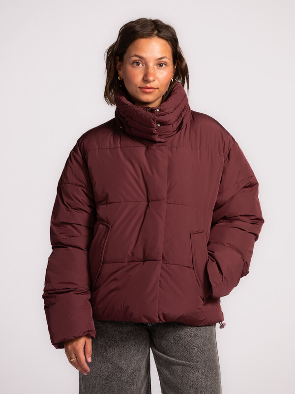 MBYM Pufferjas Mishal 1. Ready for autumn. Deze bordeaux korte pufferjas met afneembare capuchon, opstaande kraag en zijz...