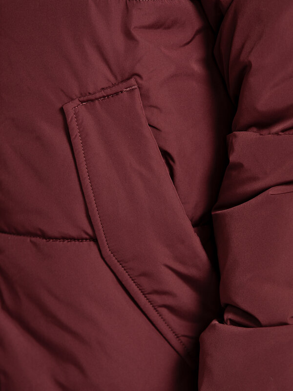 MBYM Pufferjas Mishal 6. Ready for autumn. Deze bordeaux korte pufferjas met afneembare capuchon, opstaande kraag en zijz...