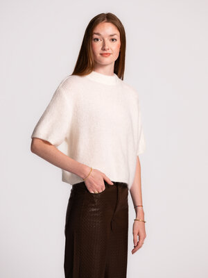 Pull en maille Dora. Ce pull en maille à manches courtes et coupe relax est un incontournable des mois froids. Le col ron...