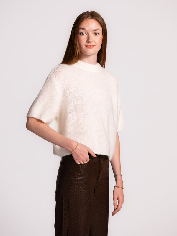 Le Marais Pull en maille Dora 1. Ce pull en maille à manches courtes et coupe relax est un incontournable des mois froids...