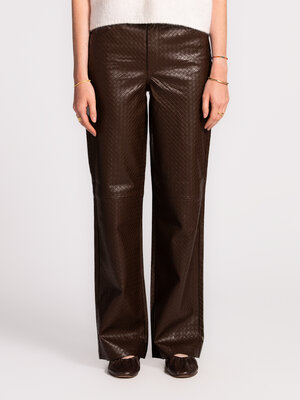 Pantalon Mera. Statement mode. Ce pantalon effet cuir au motif tissé subtil est un véritable showstopper : élégant, moder...