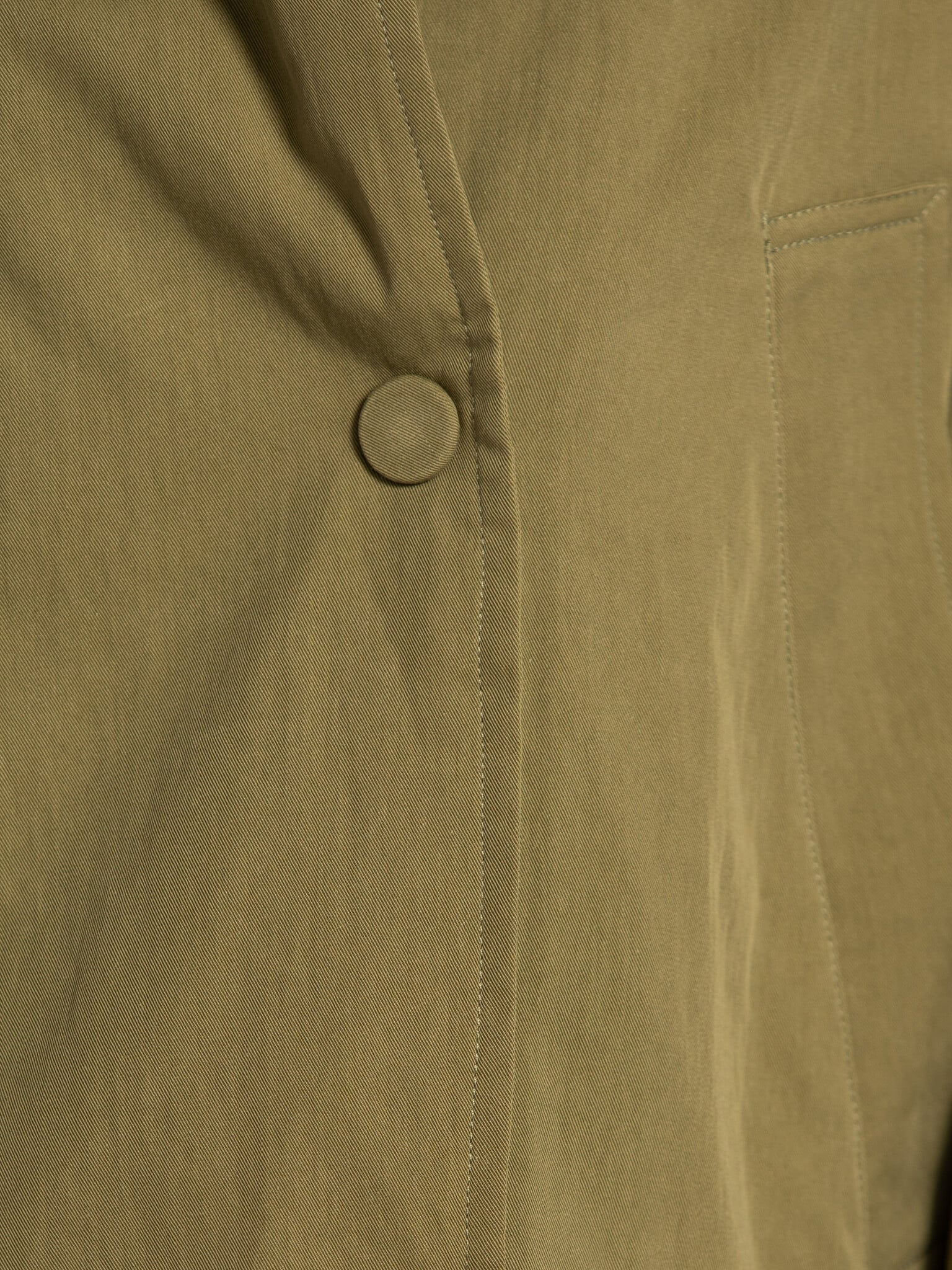 Edited Tussenjas Agatha 6. Crisp days call for khaki layers. Met dit groene tussenseizoen jasje ben je helemaal klaar om ...
