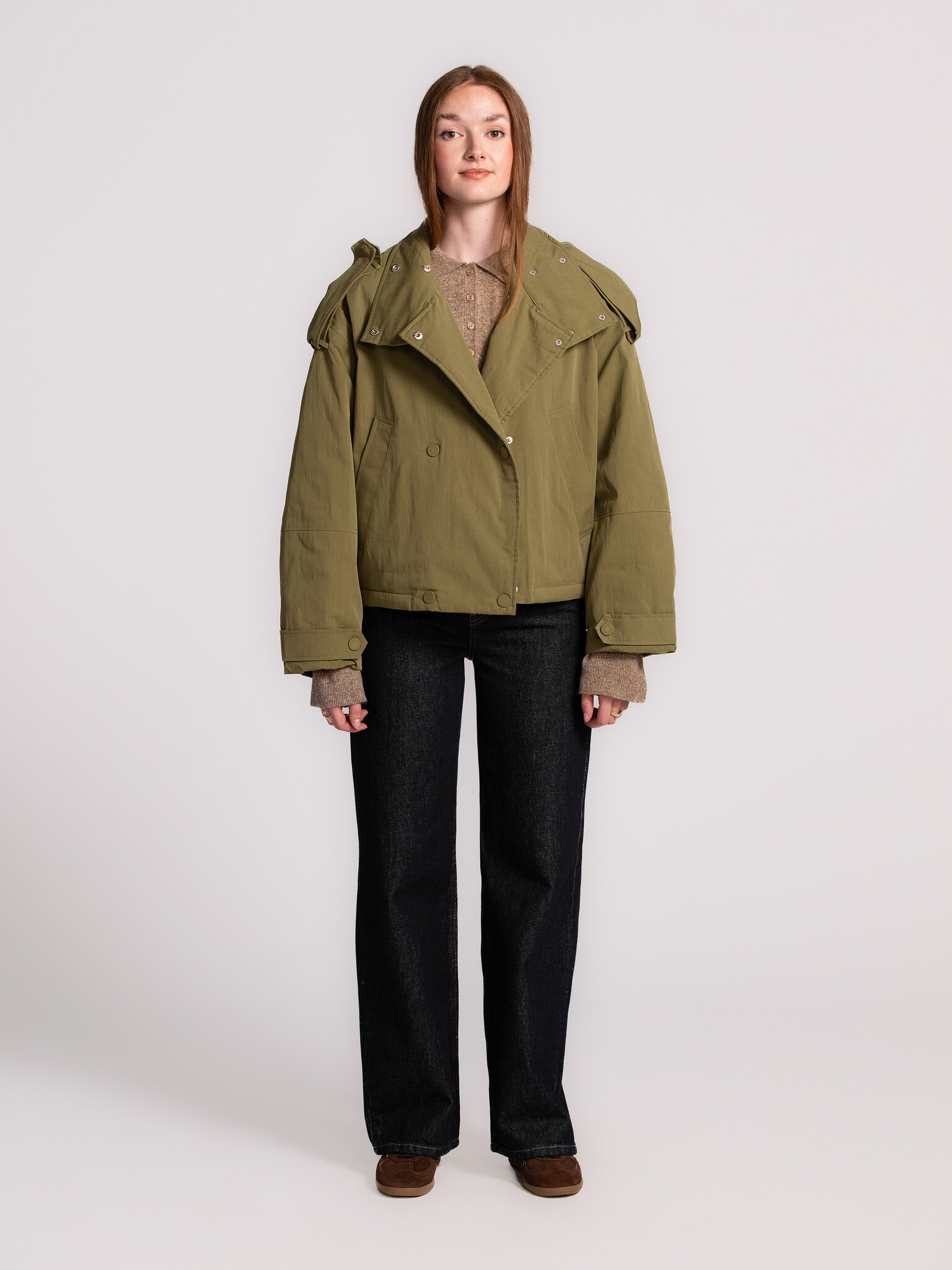 Edited Tussenjas Agatha 3. Crisp days call for khaki layers. Met dit groene tussenseizoen jasje ben je helemaal klaar om ...