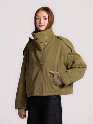 Jas Agatha. Crisp days call for khaki layers. Met dit groene tussenseizoen jasje ben je helemaal klaar om wisselvallige d...