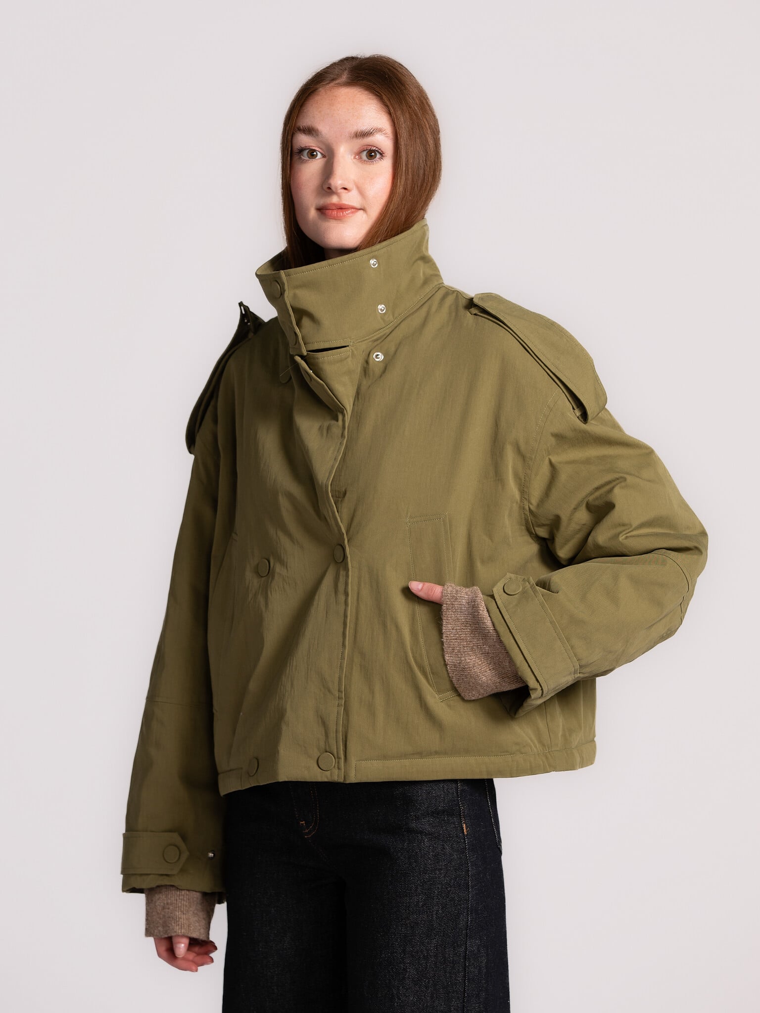 Edited Tussenjas Agatha 1. Crisp days call for khaki layers. Met dit groene tussenseizoen jasje ben je helemaal klaar om ...