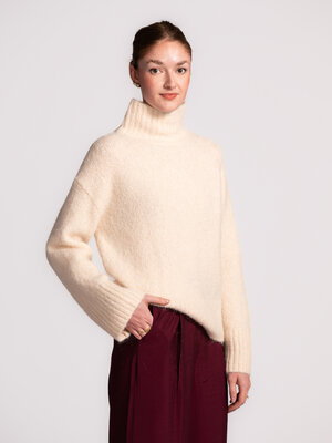 Pull Gabriella. Ce pull doux à col montant est un incontournable hivernal luxueux. La laine d’alpaga vous garde au chaud,...